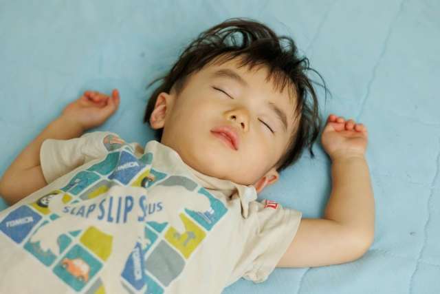 年齢別子どもの理想的な睡眠時間とは