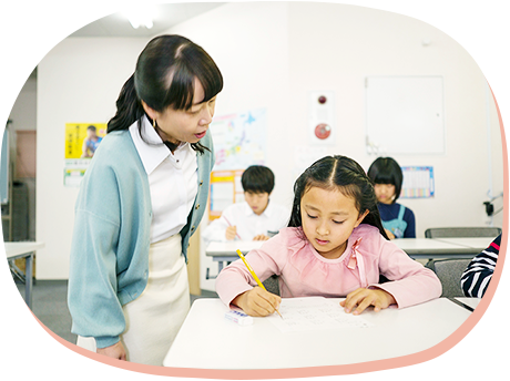 幼児・小学生のお子さま向けには、学びの基本・自学自習の力が身につく「学研教室」があります。週２回の通室で算数・国語・英語を学習します。