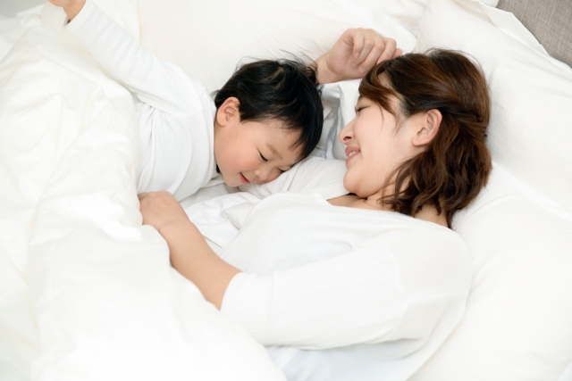 子どもの睡眠時間を十分に確保するために～目覚めと入眠のコツ