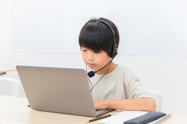 低学年までのオンライン塾は個別指導か一対二が一般的