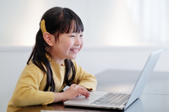 バラエティーに富んだ小学生向けのオンライン夏期講習