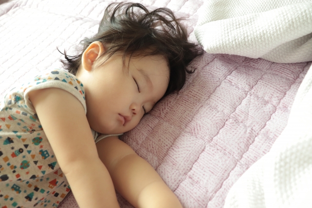 子どもの睡眠の特徴とは　成長とともに夜間にまとめて眠れるようになる