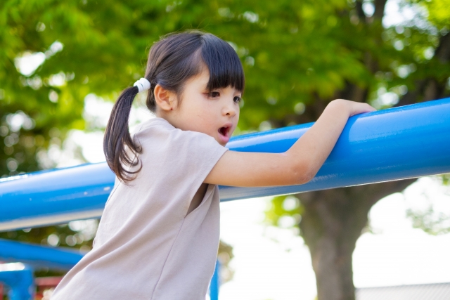 外遊びが子どもの体と心に与えるプラスの効果とは