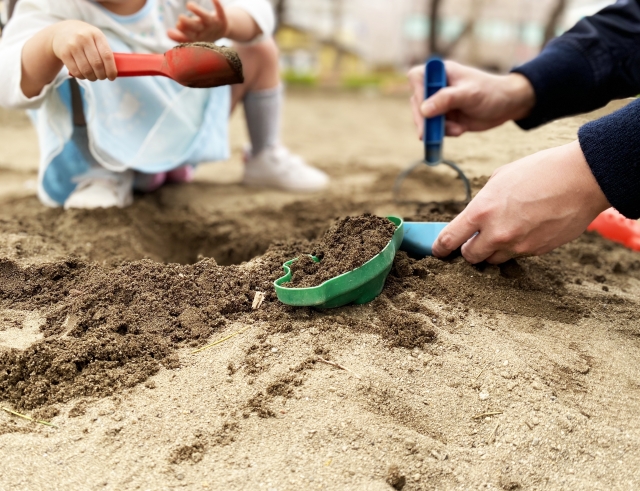 子どもの能力を伸ばす外遊び 道具を使わない遊び・使う遊び