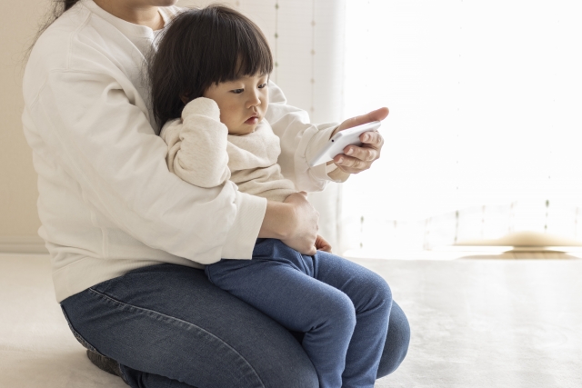 便利な反面、子どもへの影響が気になるスマホ育児