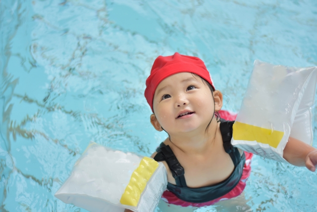 子どもに水泳を習わせるのは何歳からがよい？