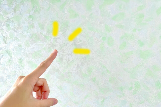 黄色の三本の線を指さしている画像