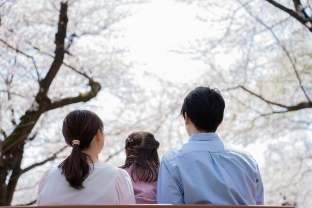 家族で花見をしている様子