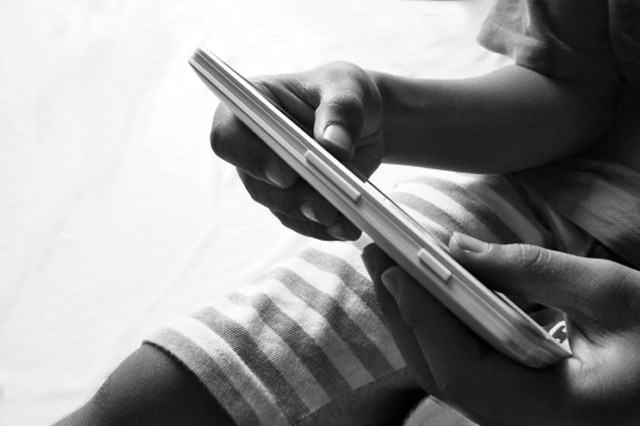 四六時中スマートフォンを見ているせいで、現れるさまざまな症状