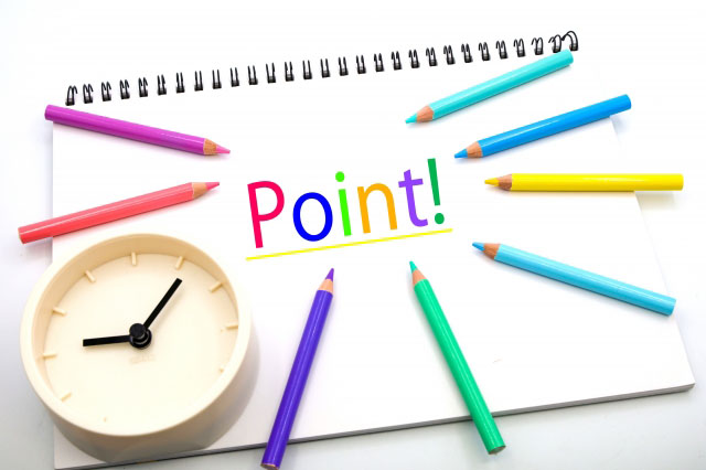 Point!の文字を中心に囲む色鉛筆と時計の写真