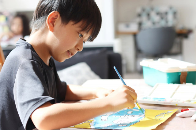 絵を描く男の子の写真
