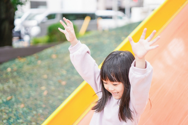 滑り台で遊んでいる子供の画像