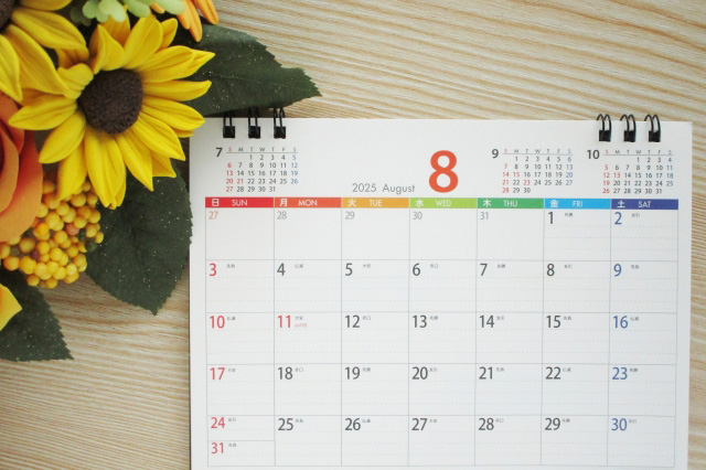 向日葵と８月のカレンダーの画像