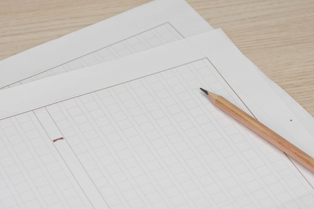 作文用紙の上に鉛筆が乗っている画像