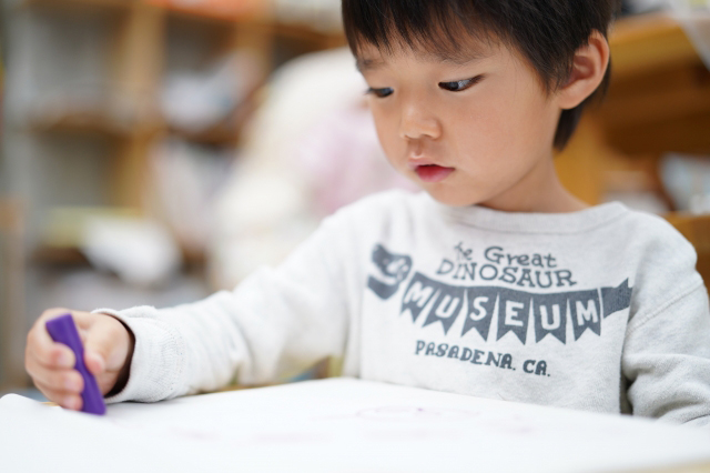 クレヨンで迷路を行う子供の画像