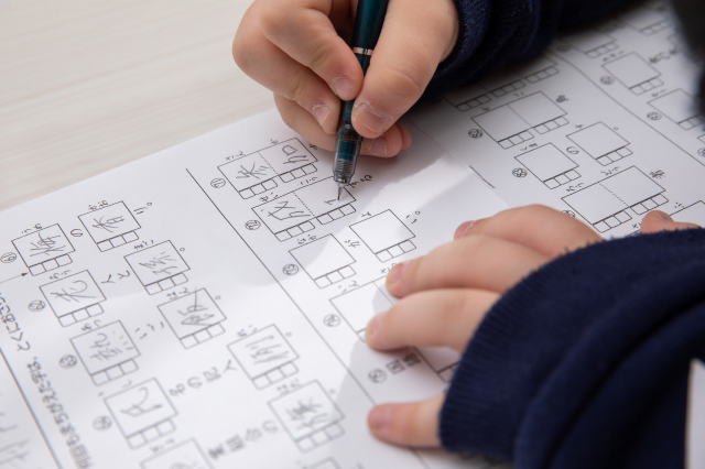 漢字の練習をする子供の画像