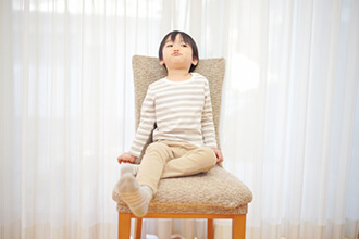 子どもの姿勢が悪くなるのはどうして？　正しい姿勢を身につけさせるためにできること