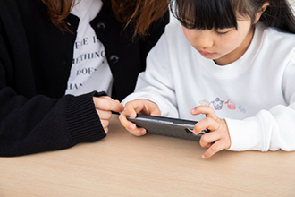 スマホは何歳から持っている？子どもを取り巻くスマホ事情から持たせる際の注意点まで