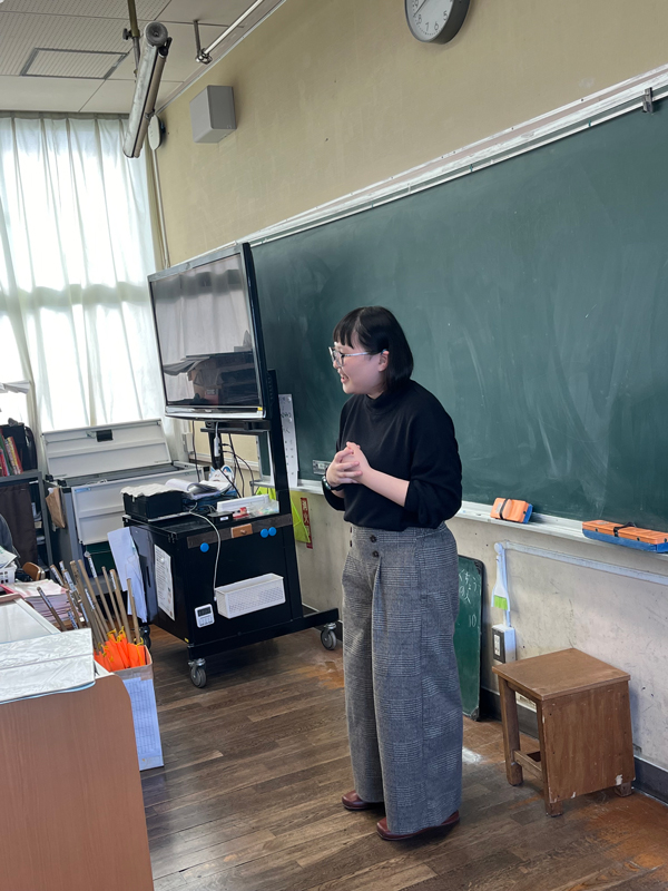 手話指導される吉岡さんです