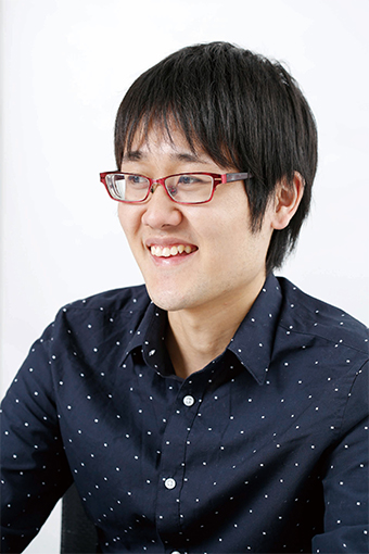 インタビューを受ける鶴崎さんの写真