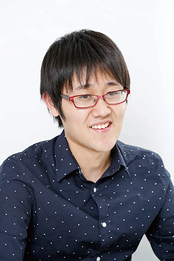 インタビューを受ける鶴崎さんの写真
