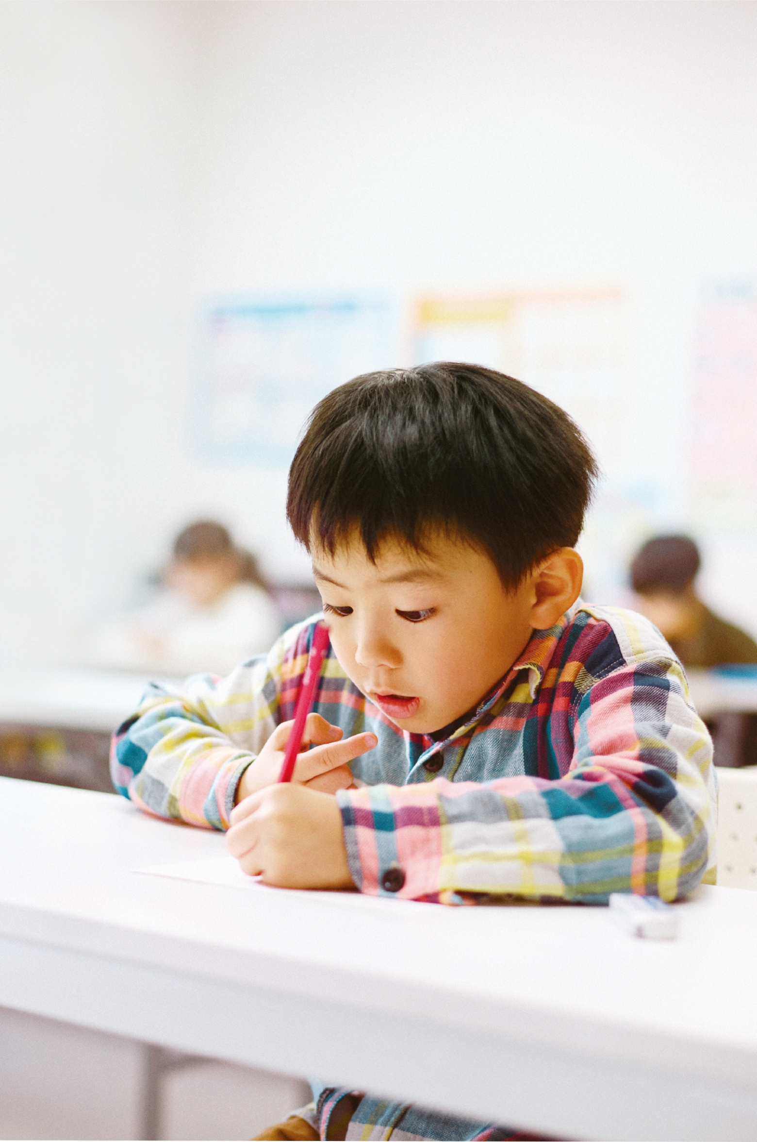 勉強をしている男の子の画像