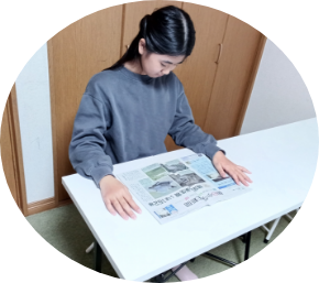新聞を読んでいる生徒さんの画像
