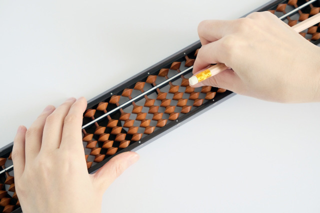 そろばんを使って計算の速さや正確さを測るそろばん検定