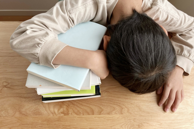 睡眠不足は、発達途中の子どもの体や心に大きな影響を及ぼす