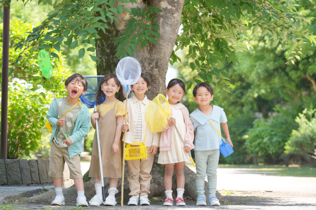 虫取り網と虫かごを持った子供たちの写真
