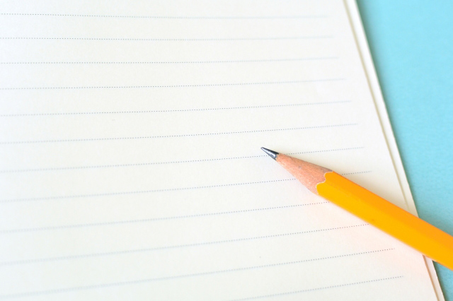 ノートと鉛筆の画像
