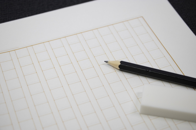 作文用紙の上に鉛筆と消しゴムが乗っている画像