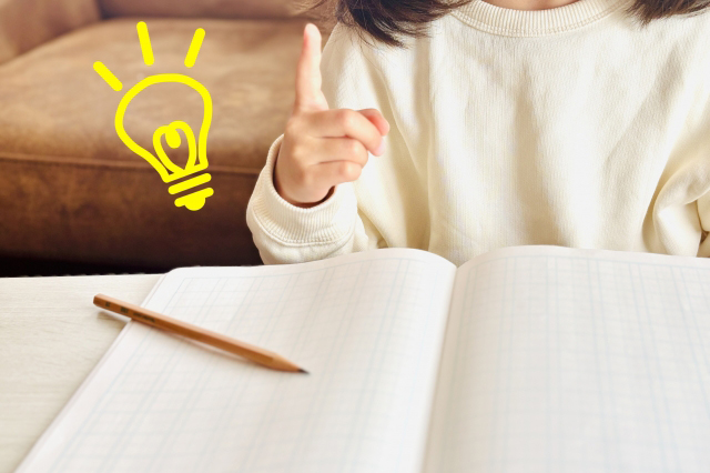 人差し指を立てる子供の指の隣にひらめきマークが書かれている画像