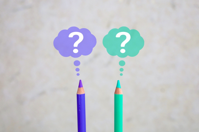 紫と緑の色鉛筆が?マークを出している画像