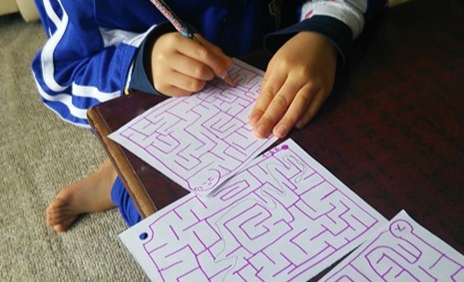 自作の迷路で遊ぶ子供の画像