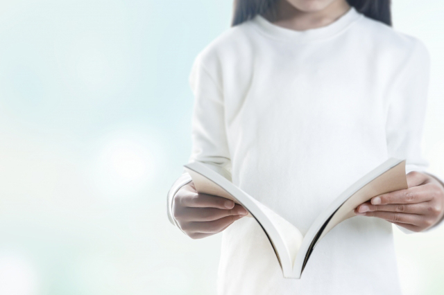 本を開いている子供の手元の画像