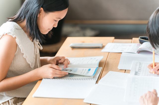 集まって算数の問題を解いている子供たちの画像