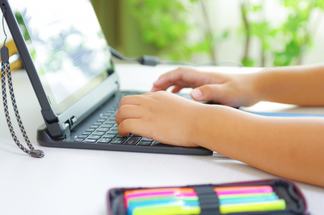 パソコンを使用している子供の手元の画像