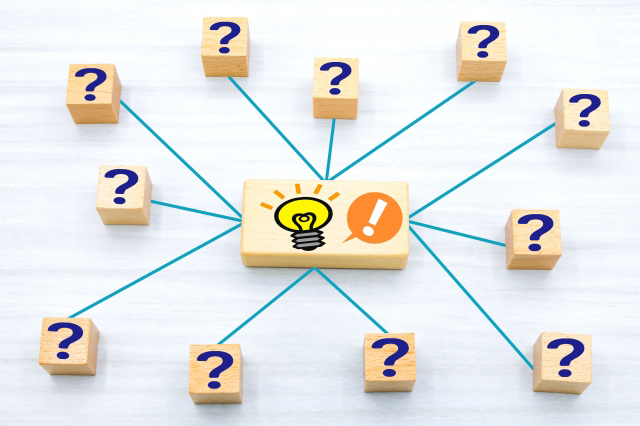 たくさんの?マークがひらめきにつながっている画像