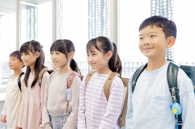 ランドセルを背負った子供が一列に並んでいる画像